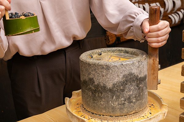 石臼で素材を挽く